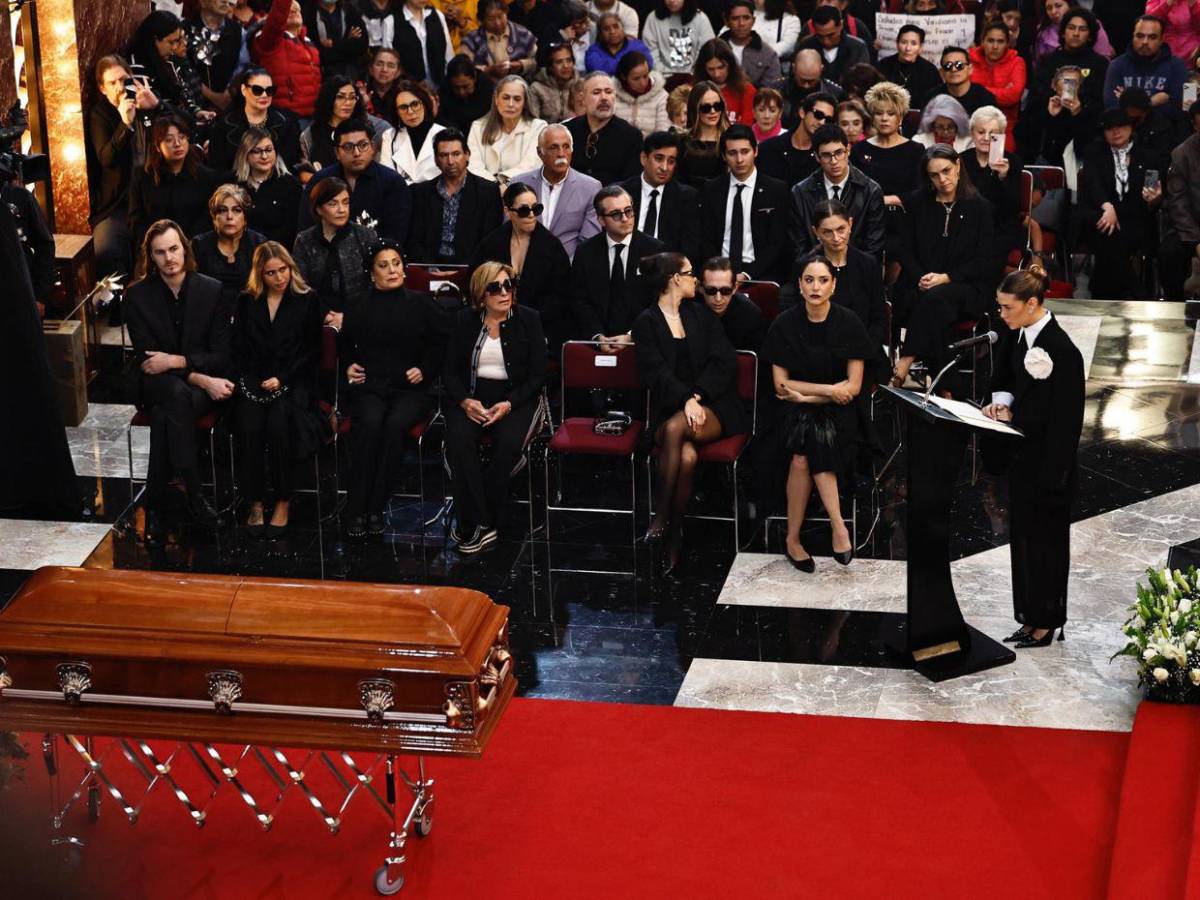 Así fue el emotivo homenaje a Silvia Pinal en el Palacio de Bellas Artes