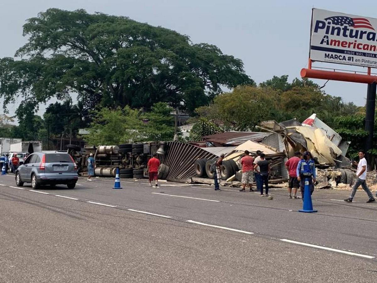 Así quedó la escena luego de que rastra impactara contra cinco automotores a alta velocidad.