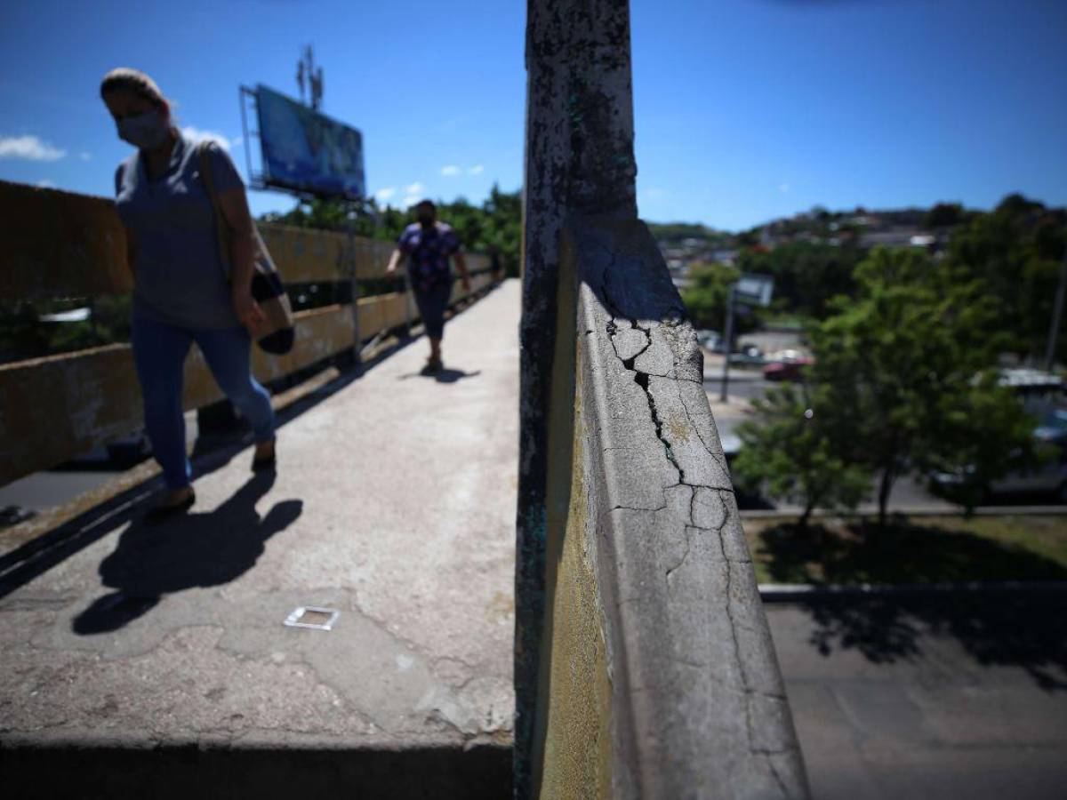 Rajaduras, grafitis y hoyos en las gradas son algunos de los evidentes problemas que urgen de atención en los escasos 32 puentes peatonales de la ciudad.