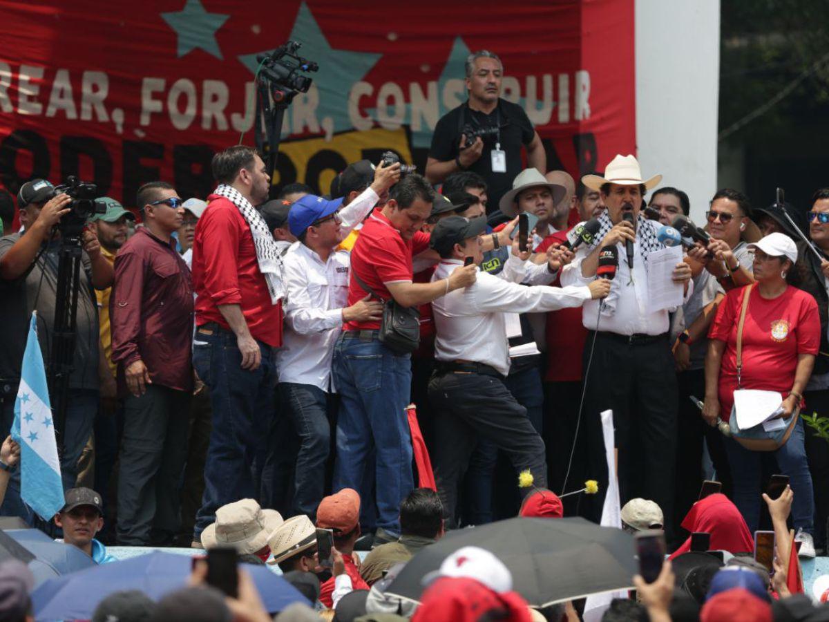 El expresidente y asesor presidencial Manuel Zelaya Rosales durante el acto de cierre de la movilización en el centro histórico de la capital hondureña. Algunos críticos señalaron que este gestó robó protagonismo a los obreros.