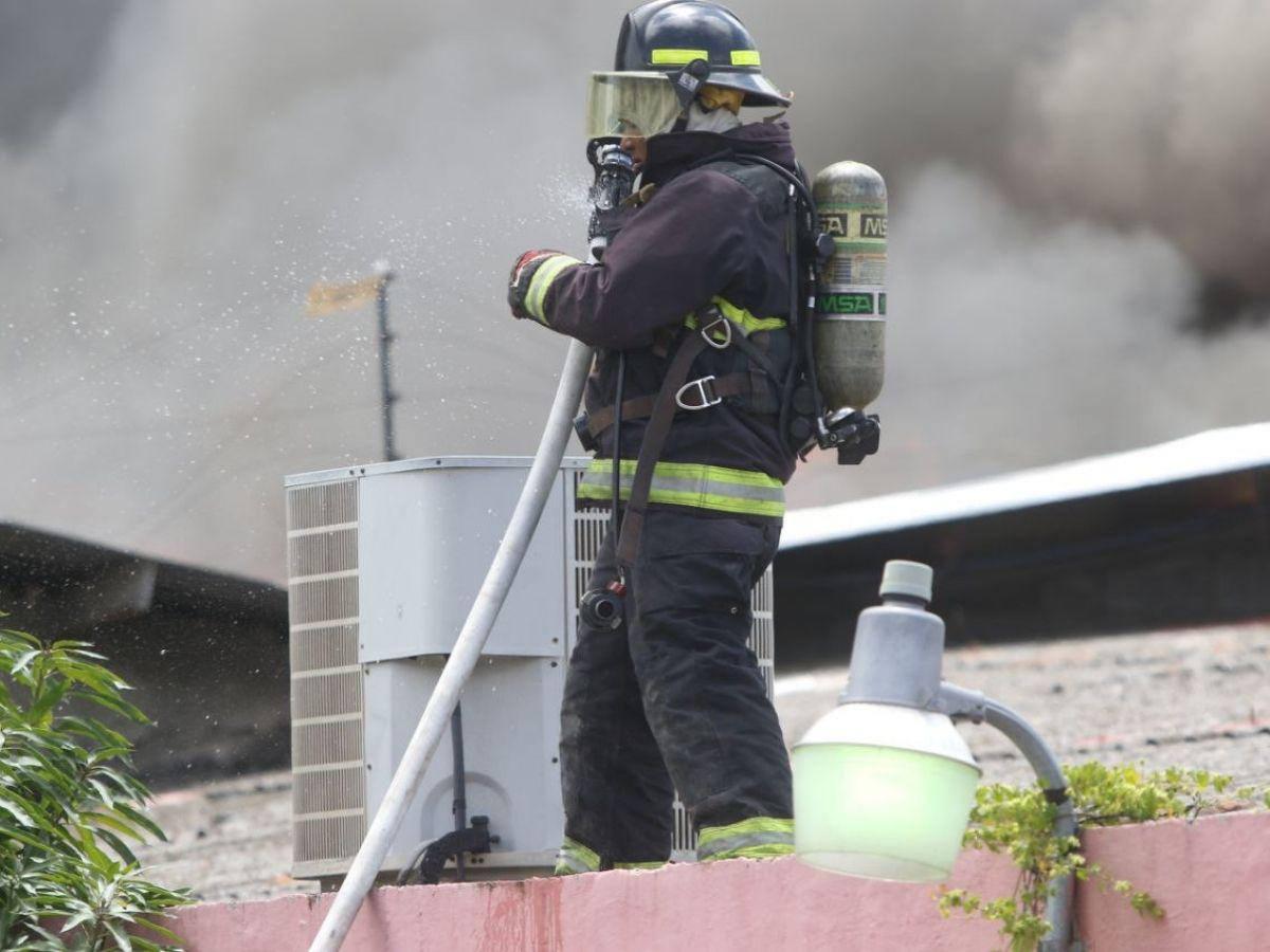 Infierno en El Prado: Bomberos batallan contra las furiosas llamas