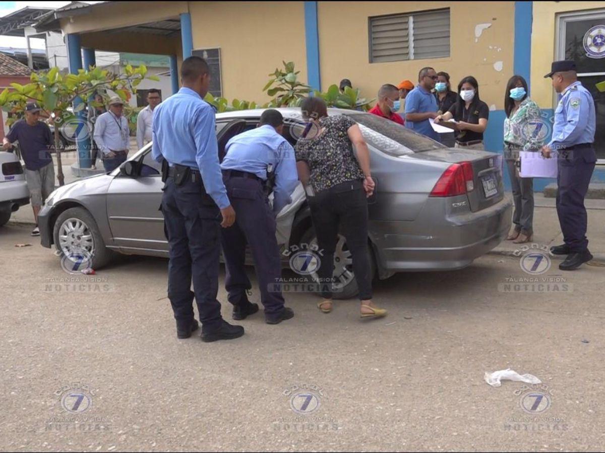 En este vehículo color gris familiares intentaron trasladar a la víctima hacia un centro asistencial.