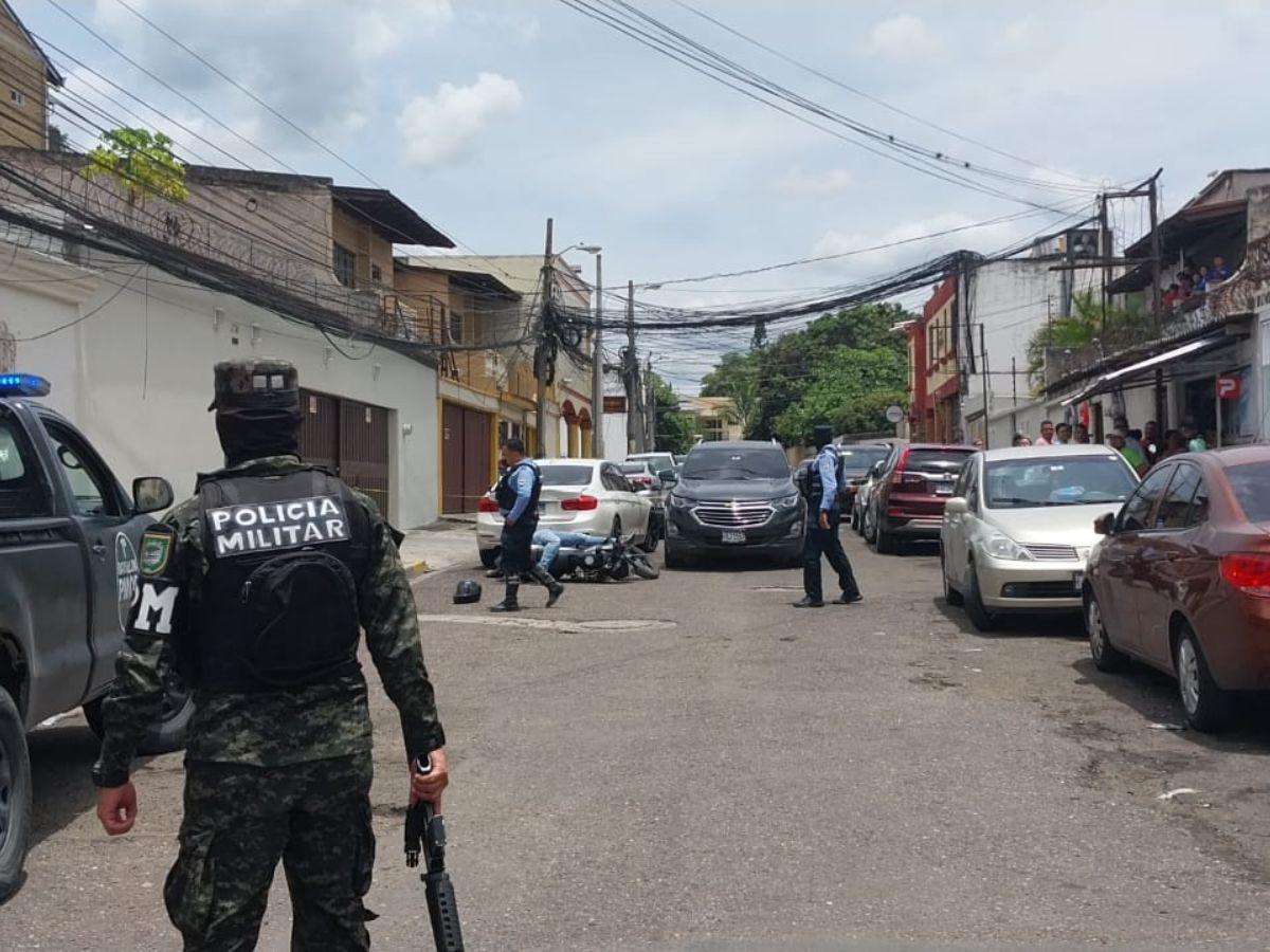 Agentes de la Policía Nacional y de la Policía Militar de Orden Público resguardaron el área.