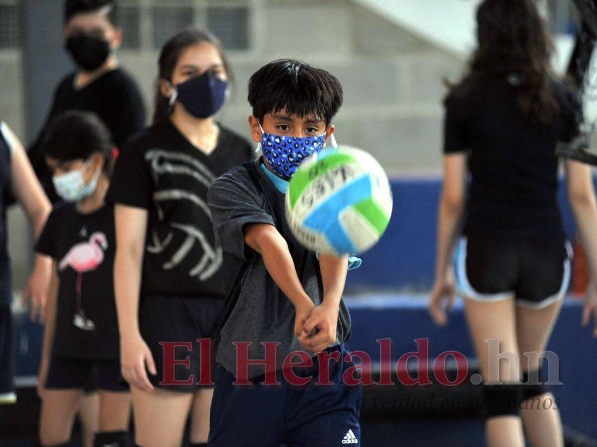 Los niños de la academia en su entrenamiento de recibimiento del balón.