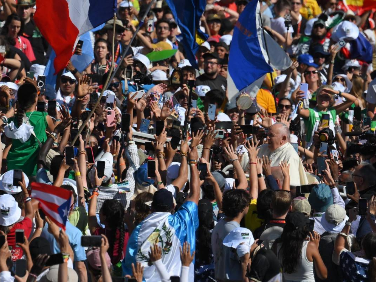 Una marea de jóvenes católicos del mundo aclama al papa Francisco en Lisboa