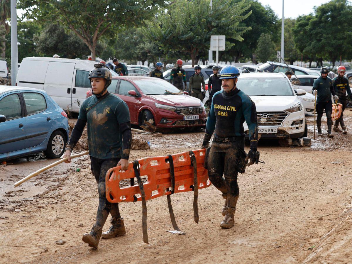 Muertes por la DANA suben a 217 en Valencia mientras siguen trabajos de limpieza