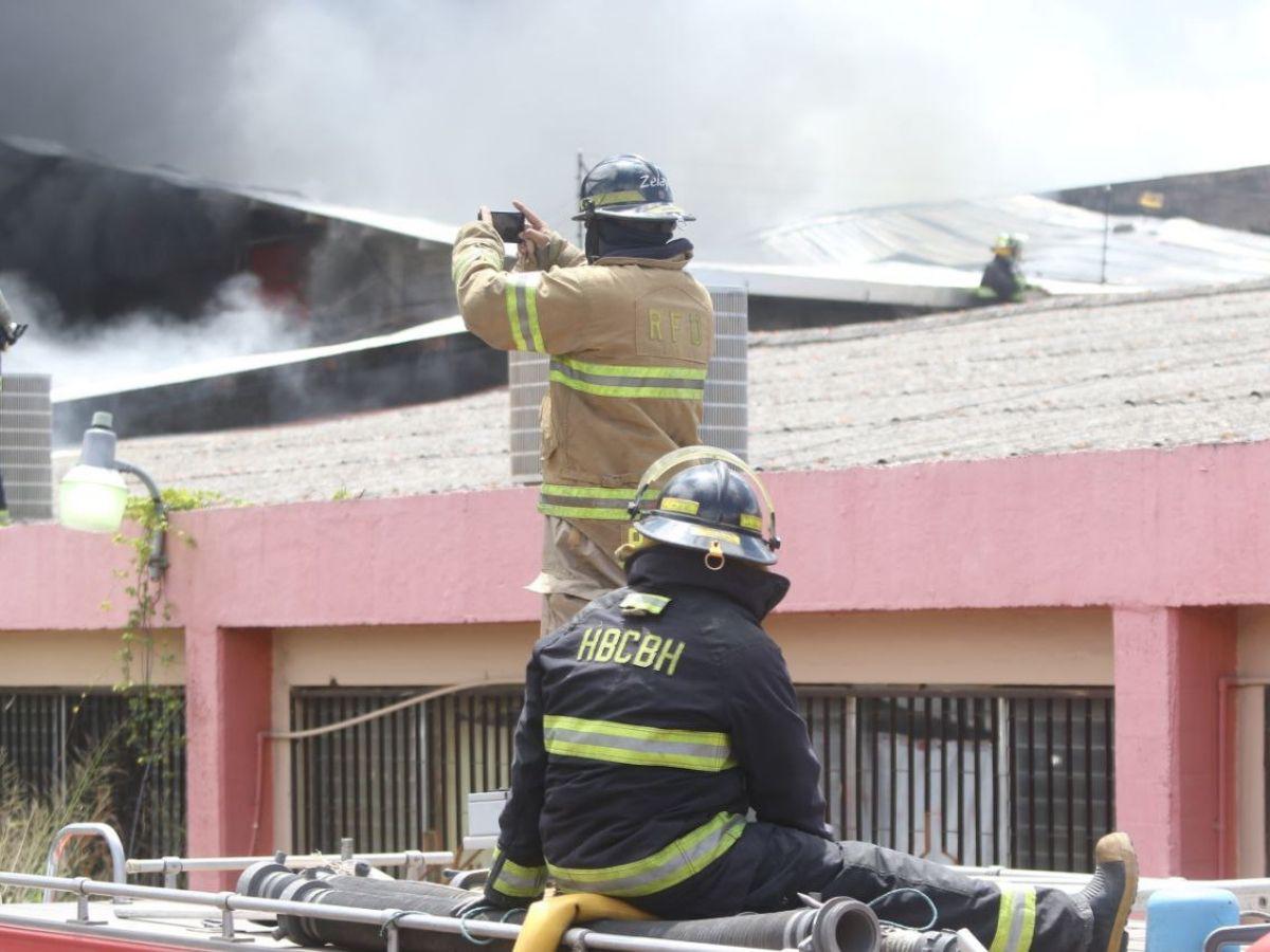 Infierno en El Prado: Bomberos batallan contra las furiosas llamas