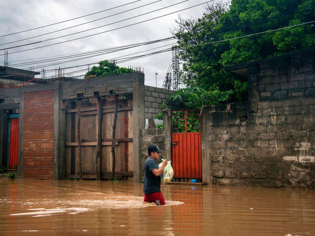 Lluvias del huracán John derrumban casas y sueños de familias en Acapulco, México