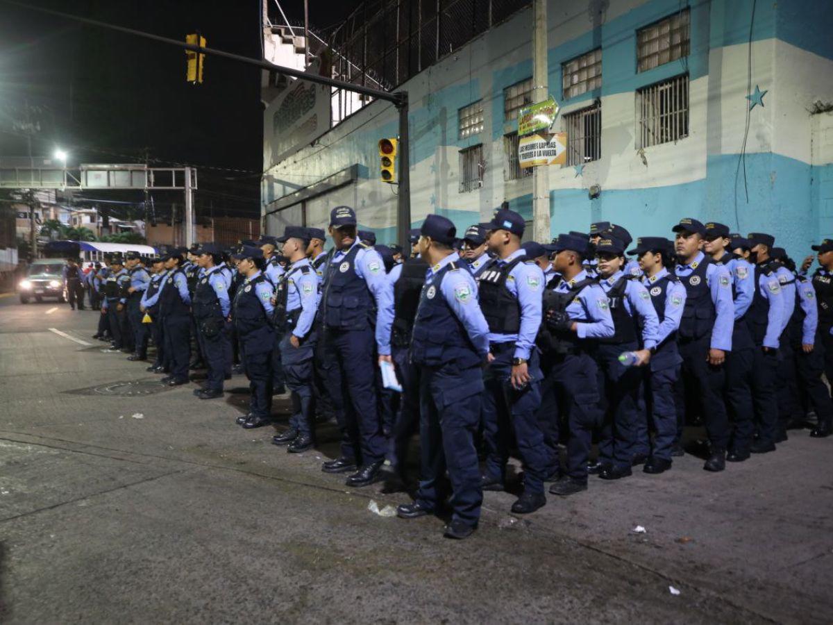 En los alrededores del Estadio Nacional hay un amplio despliegue policial para garantizar la seguridad.