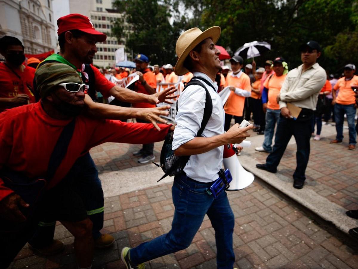 A empujones sacan de marcha a hombre que gritaba “no al nepotismo” y “no hay trabajo”