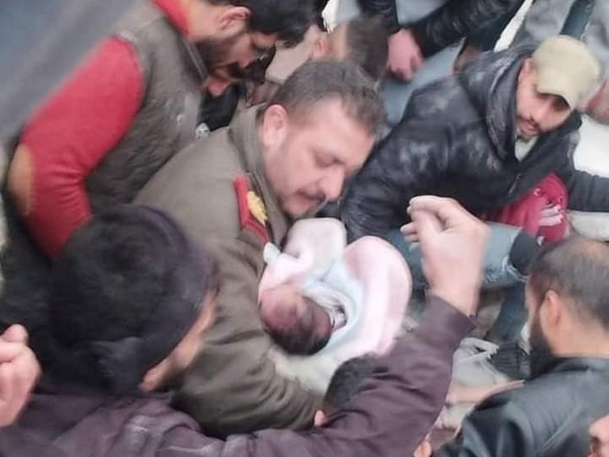 Siria: Dramático rescate de bebé que nació bajo los escombros; su madre murió