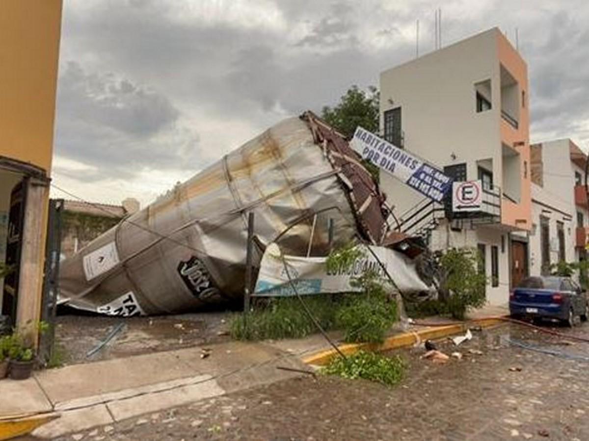 La explosión dejó daños en al menos una cuadra, esparciendo la bebida por todas partes.