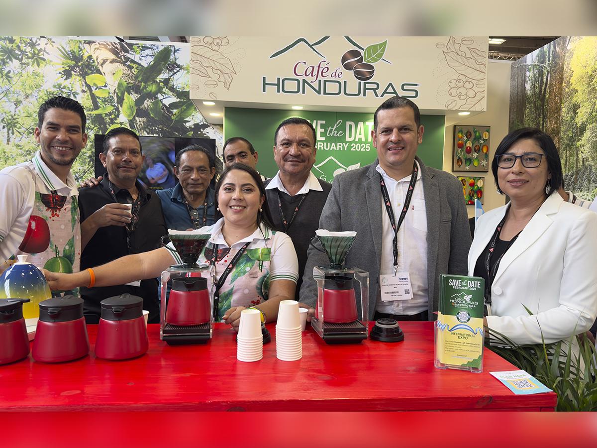 <i>Participantes del país trabajando por una caficultura sostenible.</i>