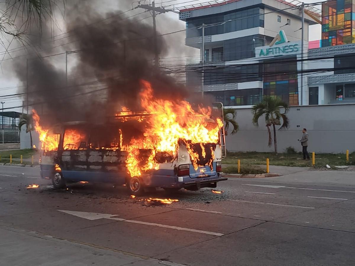 Delincuentes incendian bus ‘rapidito’ en el bulevar Suyapa de Tegucigalpa