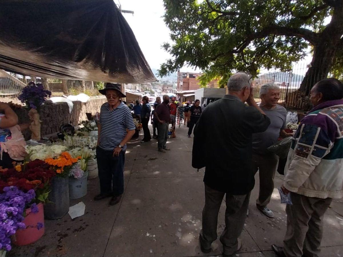 Con flores, globos y alfombras: capitalinos conmemoran el Día de Difuntos