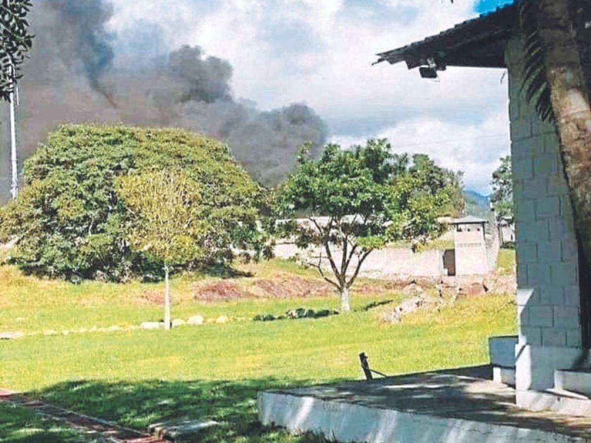 Desde varios metros se podía observar el humo que salía de la penitenciaría de mujeres.