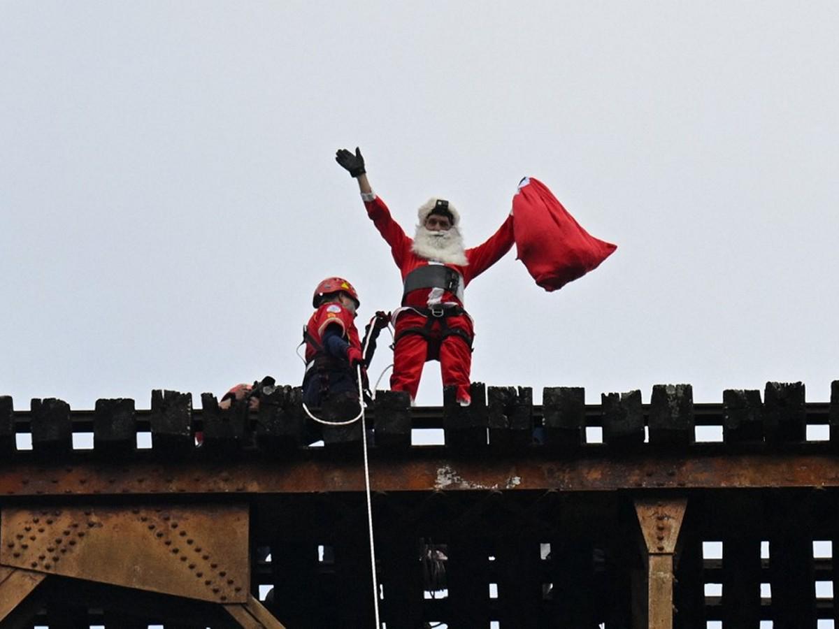 El hombre lleva 26 años realizando la misma maniobra de lanzarse desde grandes alturas.