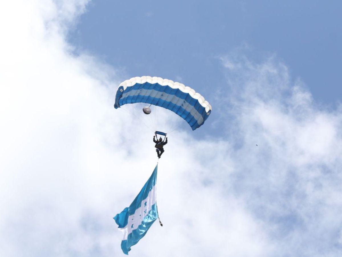 Momento en que descendía el paracaidista que llevaba la Bandera de Honduras.