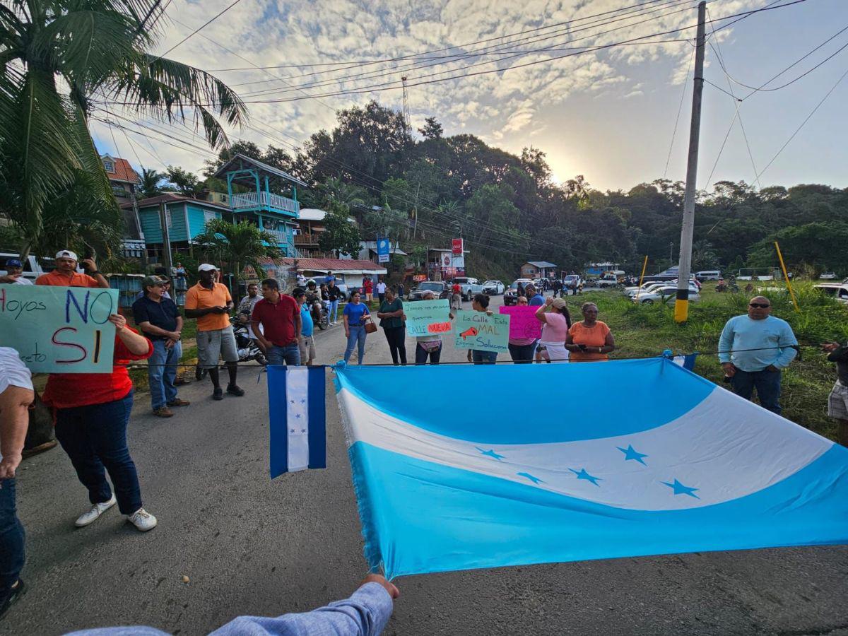 Pobladores de Islas de la Bahía protestan por pésimo estado de la carretera