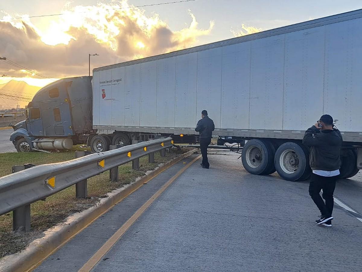 Por esquivar moto, rastra termina atravesada en ingreso a la capital