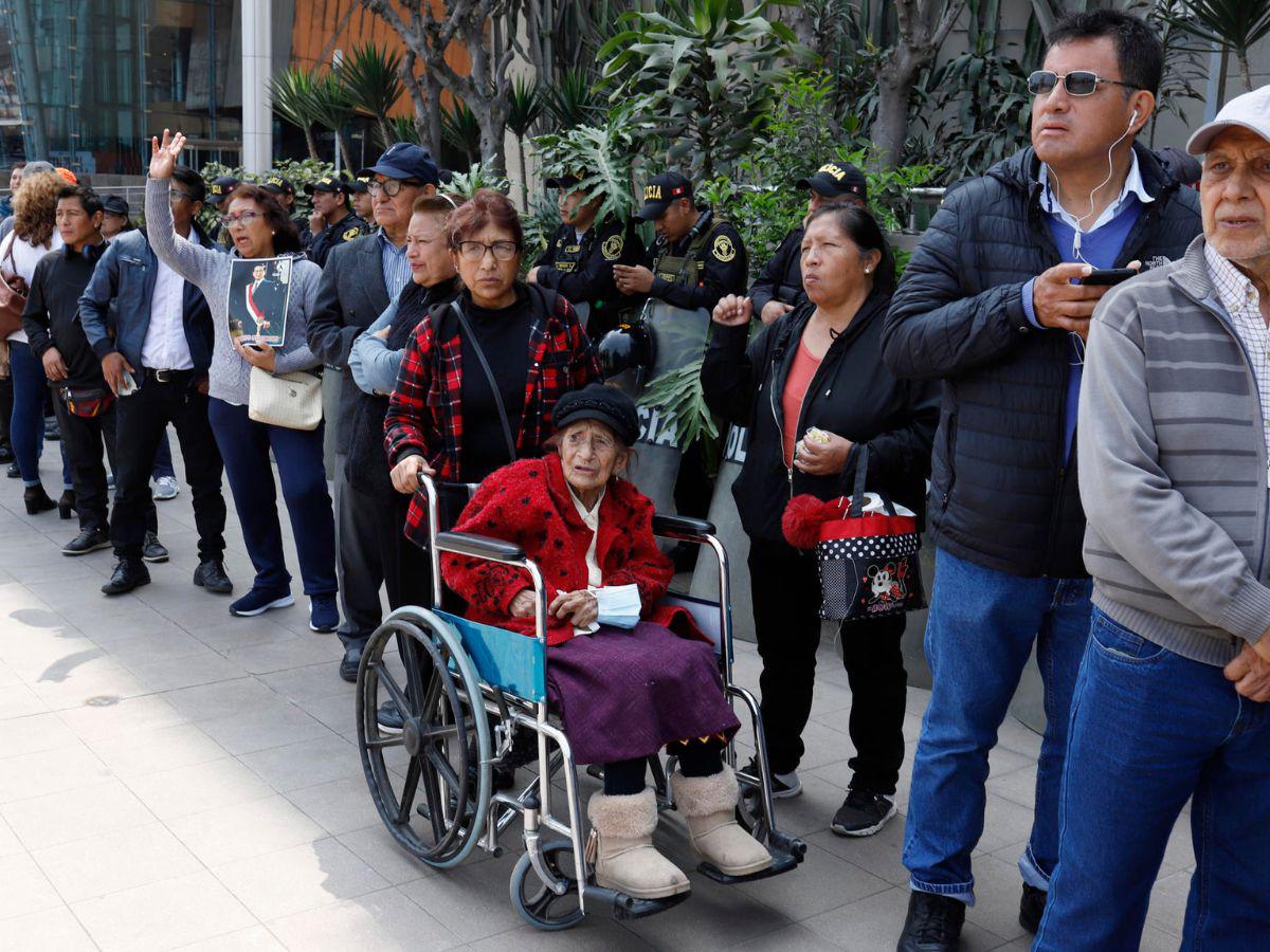 Fujimori recibe honores de Estado previo a su velorio en Lima, Perú