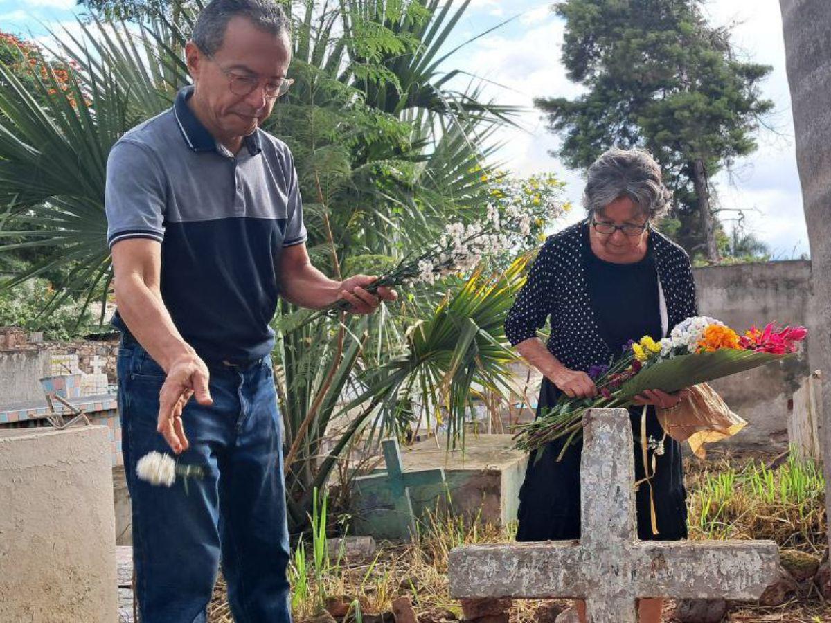 Capitalinos recuerdan a sus difuntos llevándoles flores y música a los cementerios