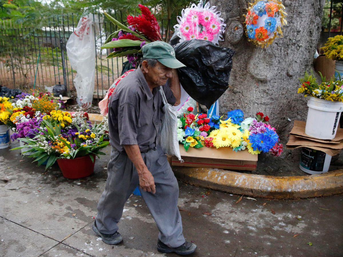 Capitalinos recuerdan a sus difuntos llevándoles flores y música a los cementerios