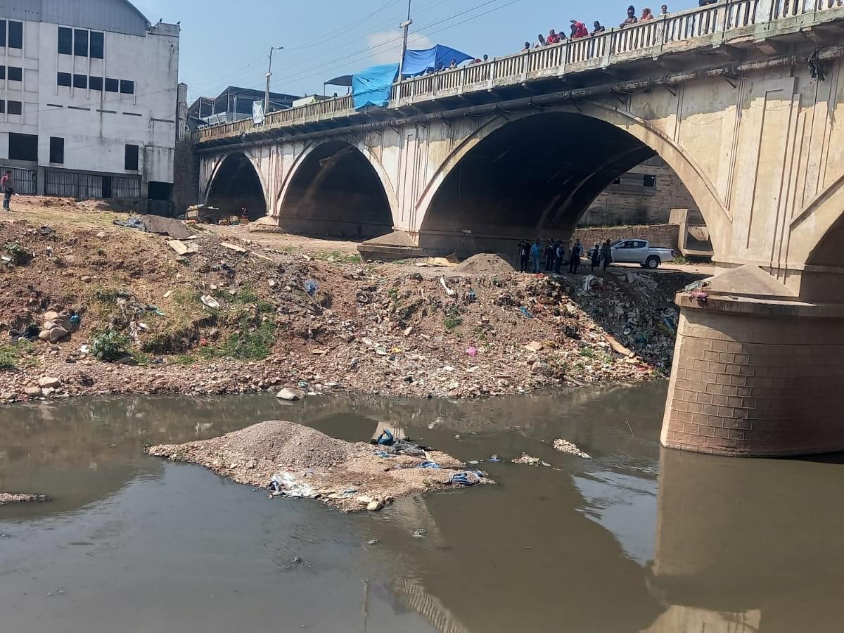 Hallan cadáver de un hombre flotando en río Choluteca en la capital