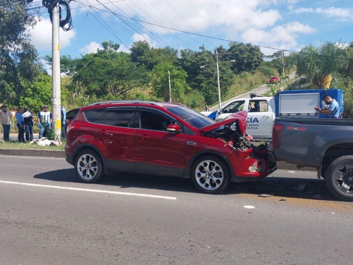 Así quedaron ambos vehículos. Se cree que la camioneta impactó contra el automóvil tipo pick-up, cuando este se detuvo inesperadamente tras arrollar a la mujer.