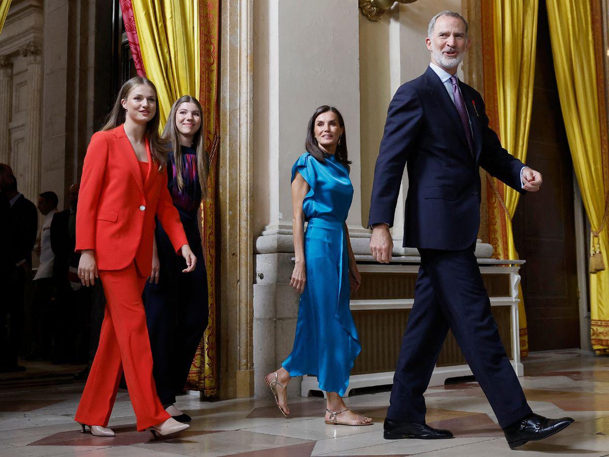 Leonor y Sofía rompen protocolo en décimo aniversario del rey Felipe en el trono de España