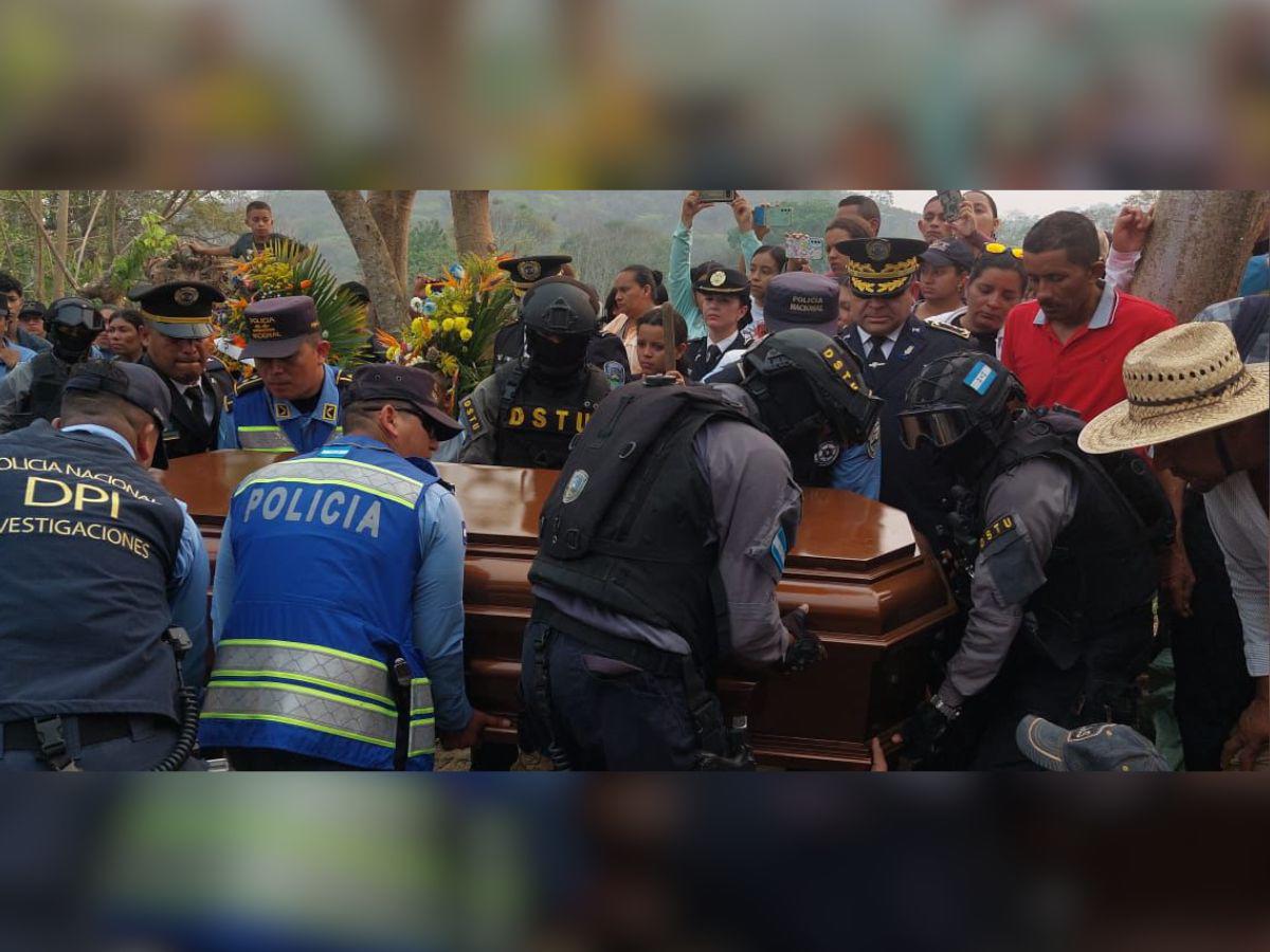 Compañeros de la Policía Nacional cargan el ataúd del joven.