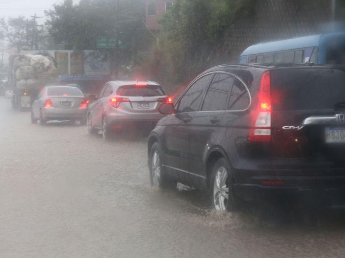 Tráfico colapsado y calles inundadas dejan fuertes lluvias registradas en varias zonas de Tegucigalpa