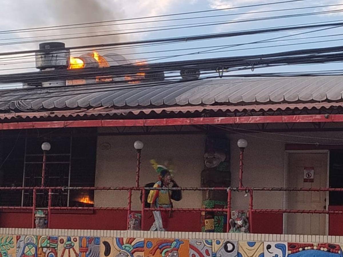 Imágenes del incendio en restaurante emblemático de Tegucigalpa; solo dejó daños materiales