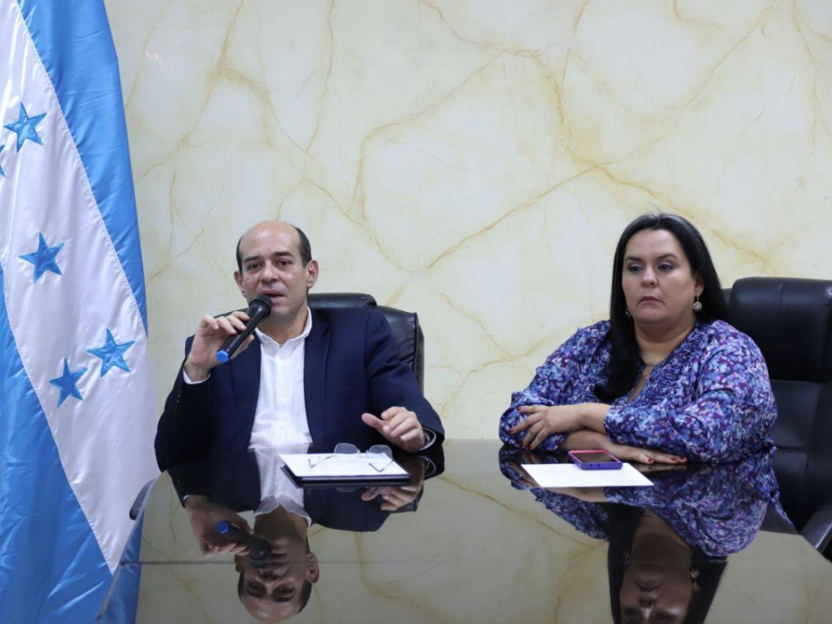 El secretario de la SIT, Mauricio Ramos, mientras impartía la conferencia de prensa tras la redacción del comunicado sobre la postura del gobierno.