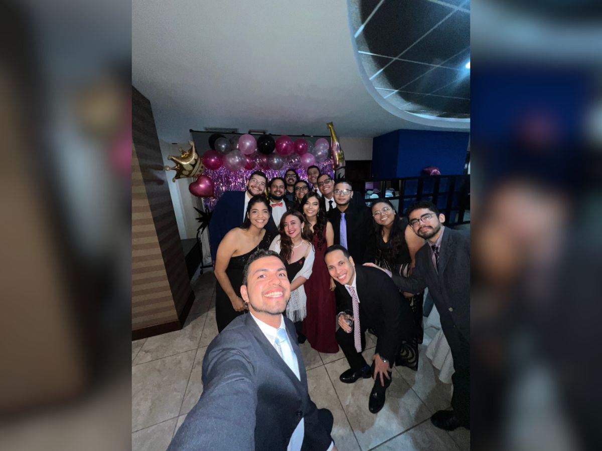 Socios e invitados del Club Rotaract de Tegucigalpa posaron juntos en una infaltable selfie a cargo de Molina.