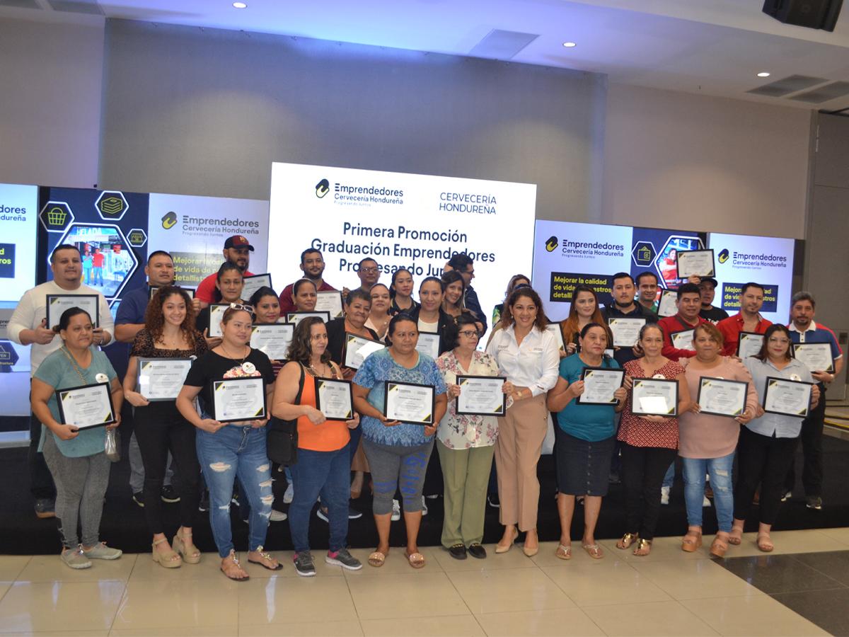 Clientes beneficiados del programa Emprendedores Progresando Juntos recibieron su certificado de participación en la capacitación avalada por el Tecnológico de Monterrey y el Unitar.