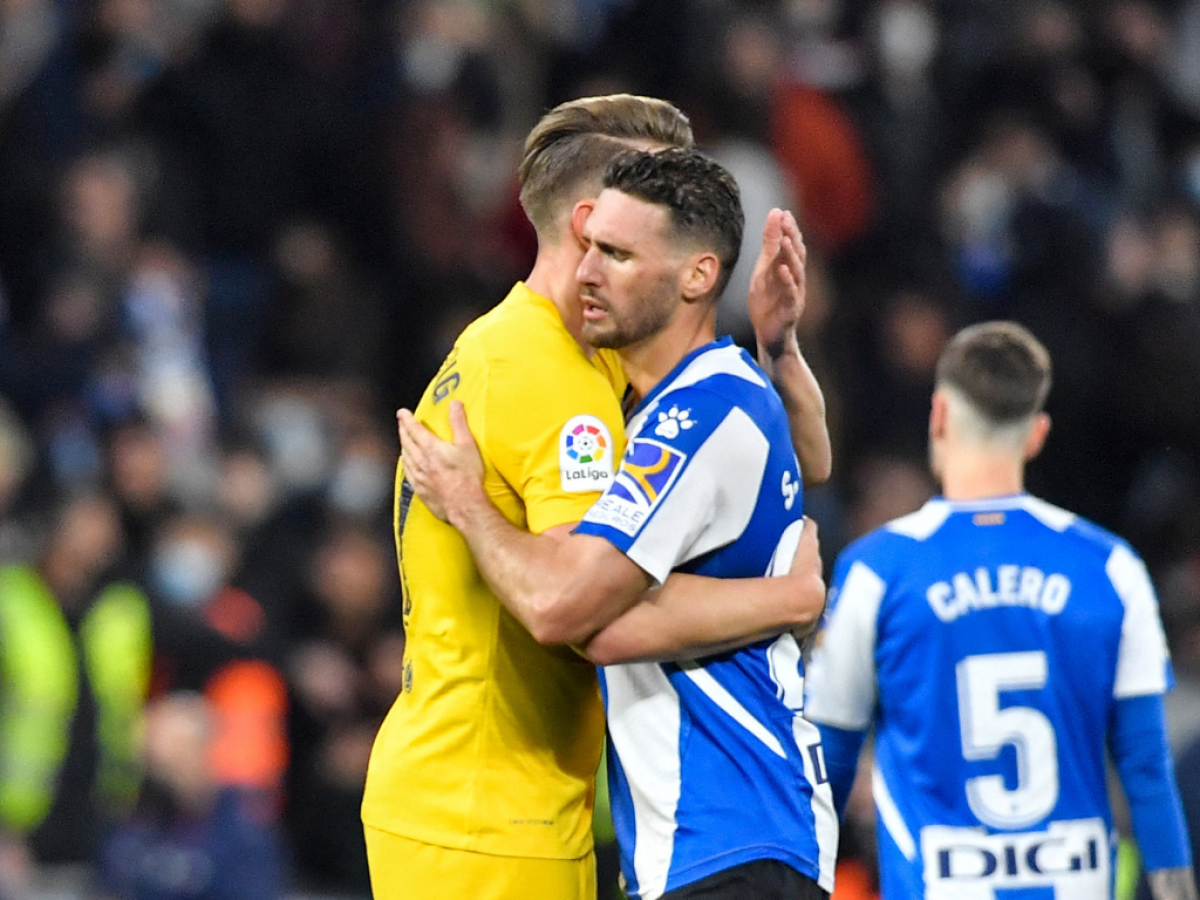 Barça y Español empatan 2-2 en el derbi