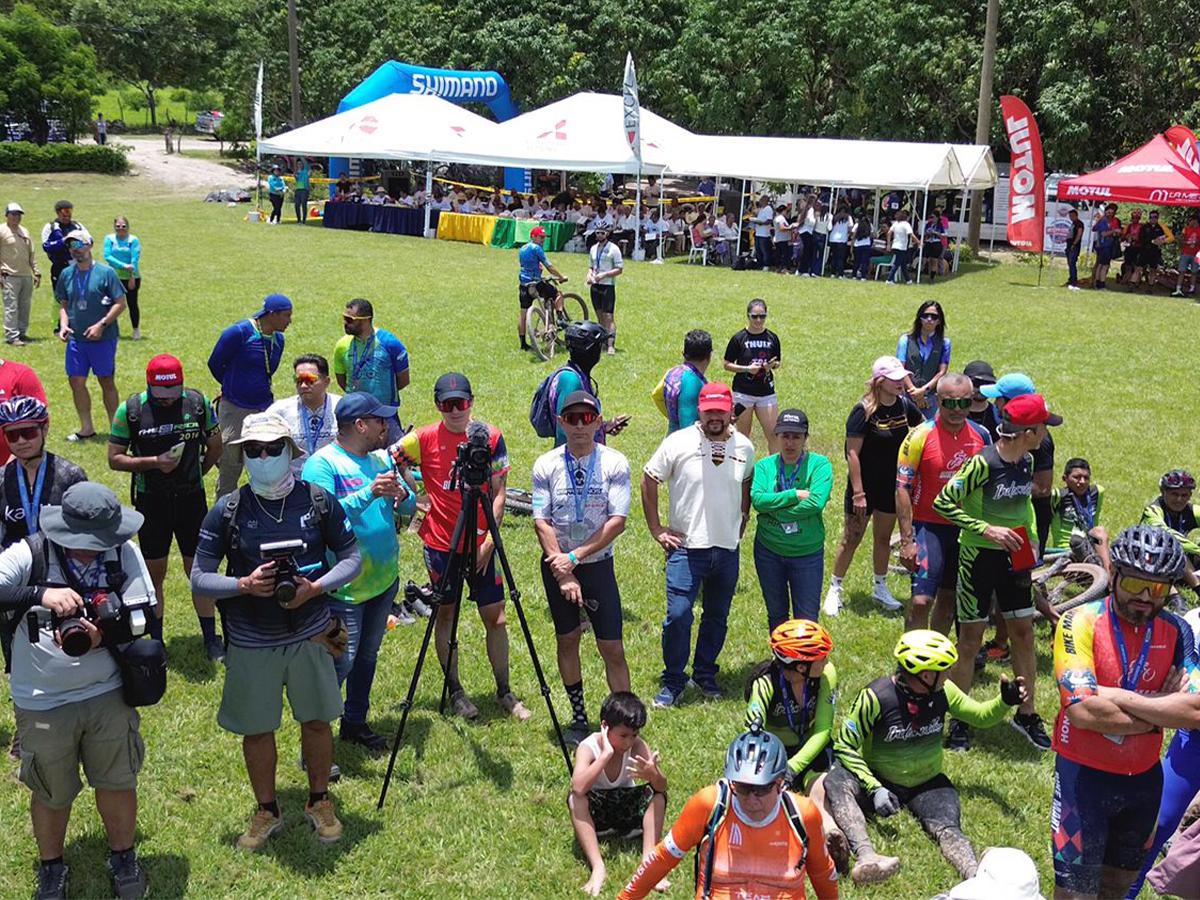 <i>Familias y espectadores animando a los ciclistas a lo largo de la ruta.</i>