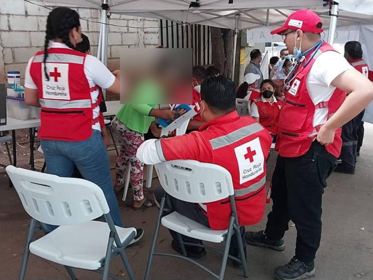 Hasta el momento, la carpa de la Cruz Roja Hondureña está habilitada, donde se atiende psicológicamente a los niños que llegan hasta la morgue capitalina.