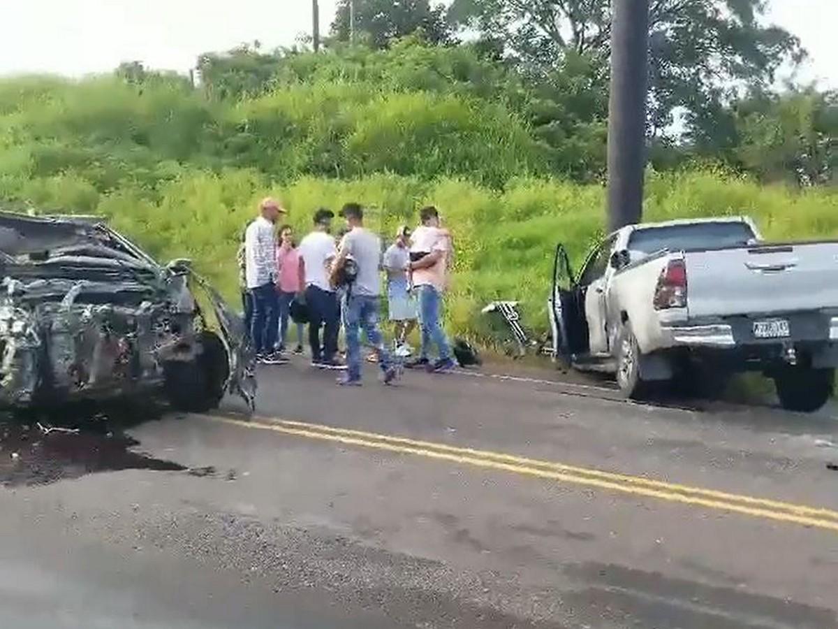 Los automotores quedaron sobre la carretera luego del fuerte impacto.