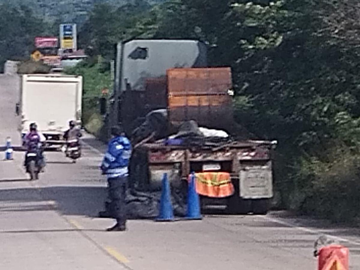 Muere motociclista tras impactar contra una rastra en carretera al sur