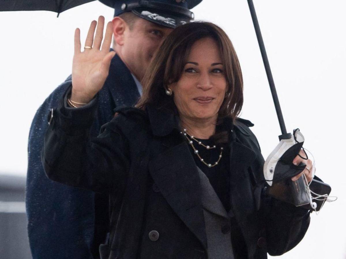 Kamala Harris viaja a Polonia en medio de polémica por ofrecimiento de aviones de combate