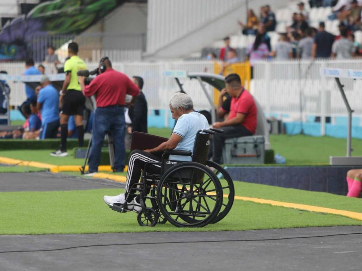 Héctor Castellón, técnico de la UPN, dirige a su equipo desde un silla de ruedas pero reconoce que ha sentido mucho temor y ha llorado.