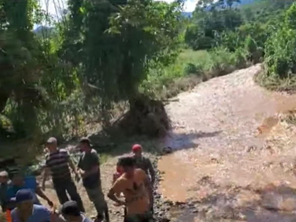 Buscan a niño desaparecido tras ser arrastrado por alud de tierra en Vallecillo, Francisco Morazán