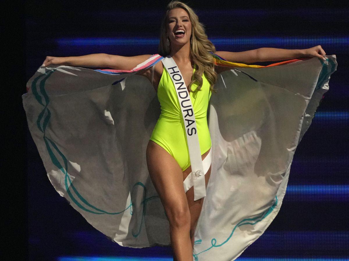 Sobre un traje de baño color amarillo, la modelo utilizó una capa decorada con símbolos patrios, banderas inclusivas, referencias mayas y un mensaje de apoyo a los migrantes.