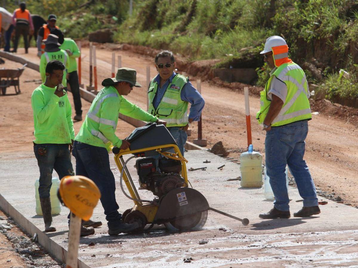 Así avanza la pavimentación de la carretera hacia la aldea de Azacualpa