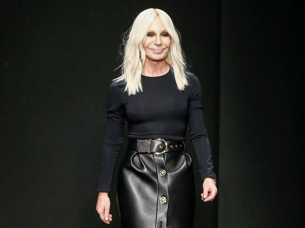 Donatella Versace y su “nuevo rostro” dividen a sus fanáticos en redes