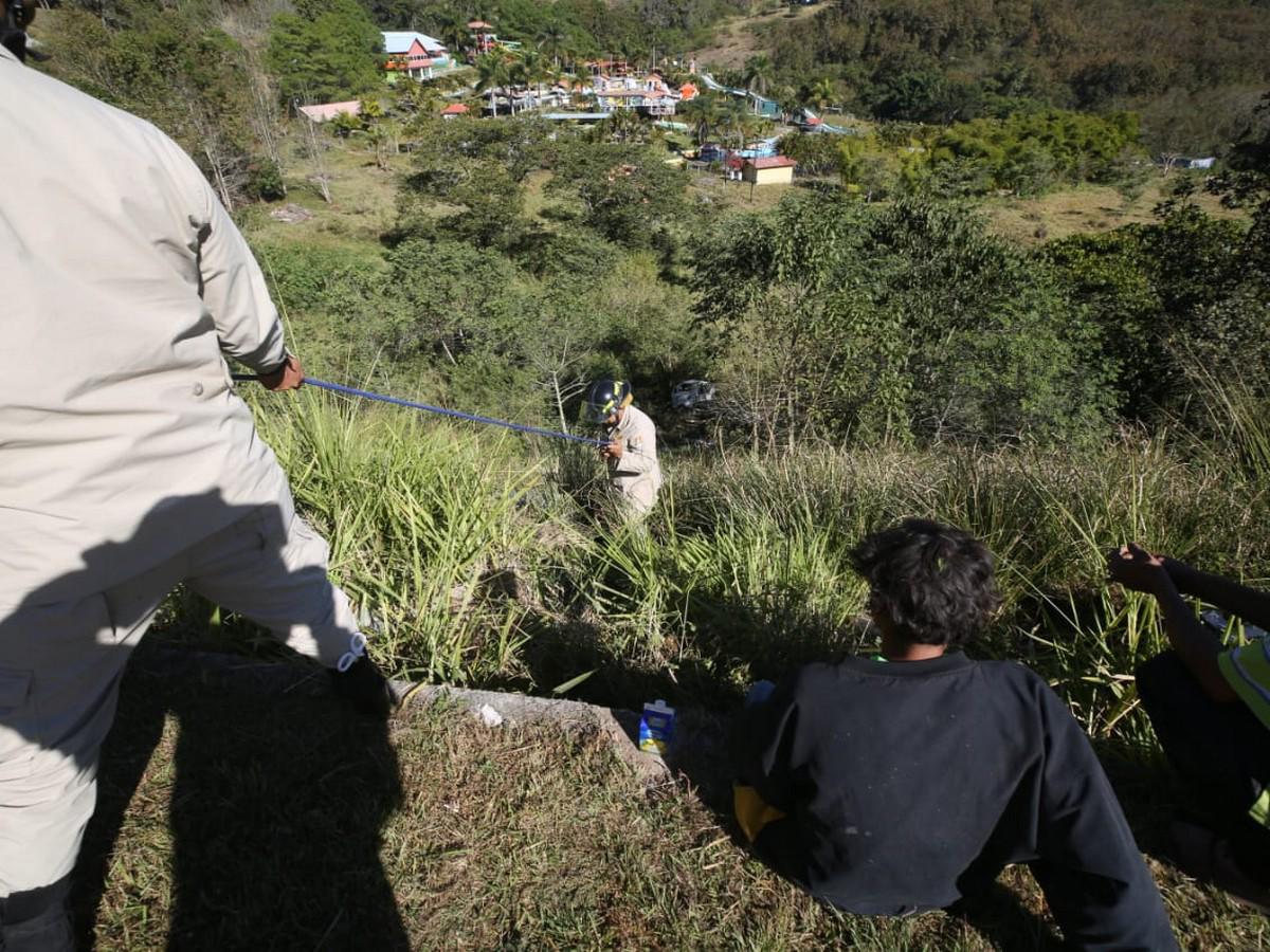 Los bomberos utilizaron sogas para poder llegar hasta donde estaba el camión con los lesionados.