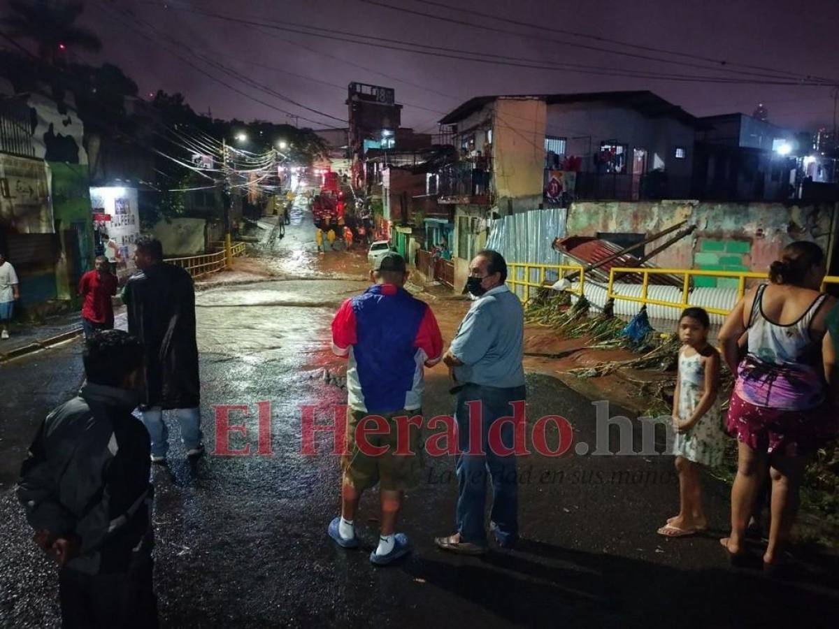 VIDEOS: Fuerte aguacero provocó inundaciones y caos vial en el Distrito Central