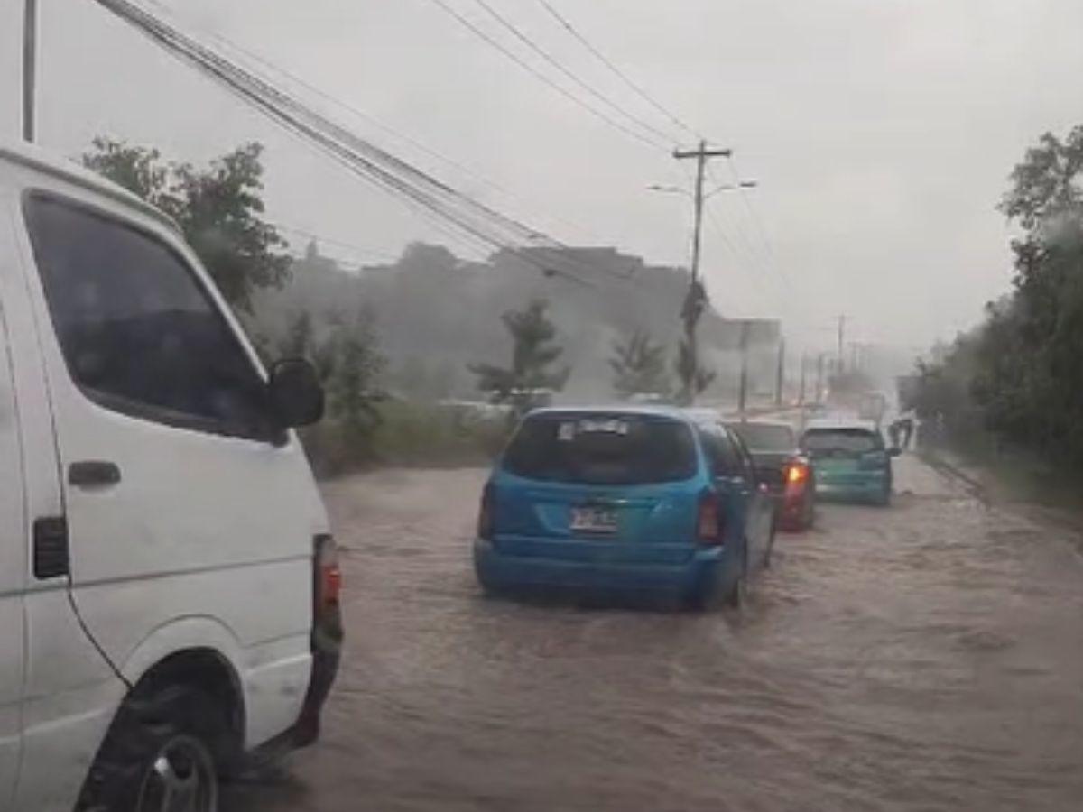 Tráfico colapsado y calles inundadas dejan fuertes lluvias registradas en varias zonas de Tegucigalpa